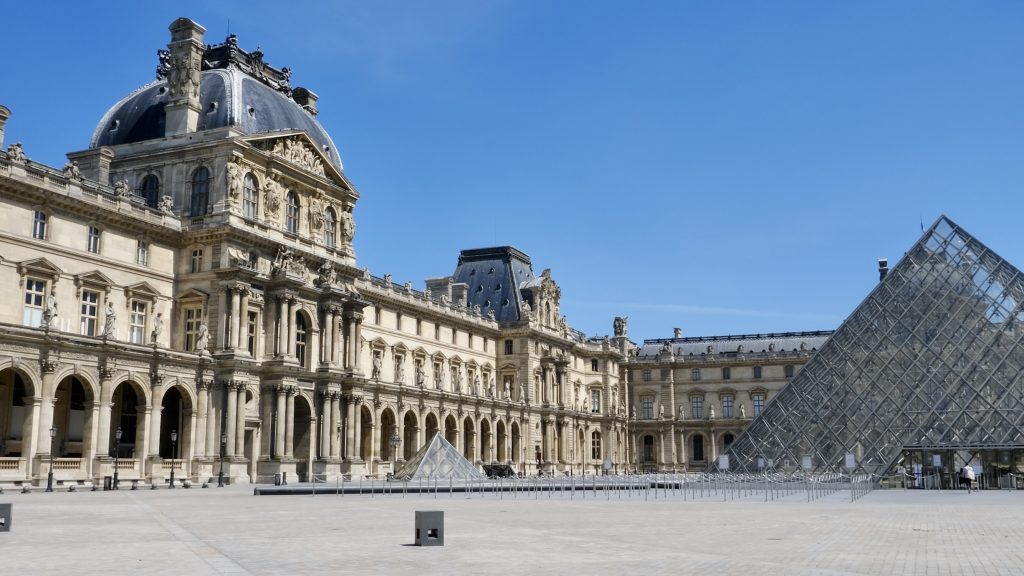 A walk around the Musée du Louvre