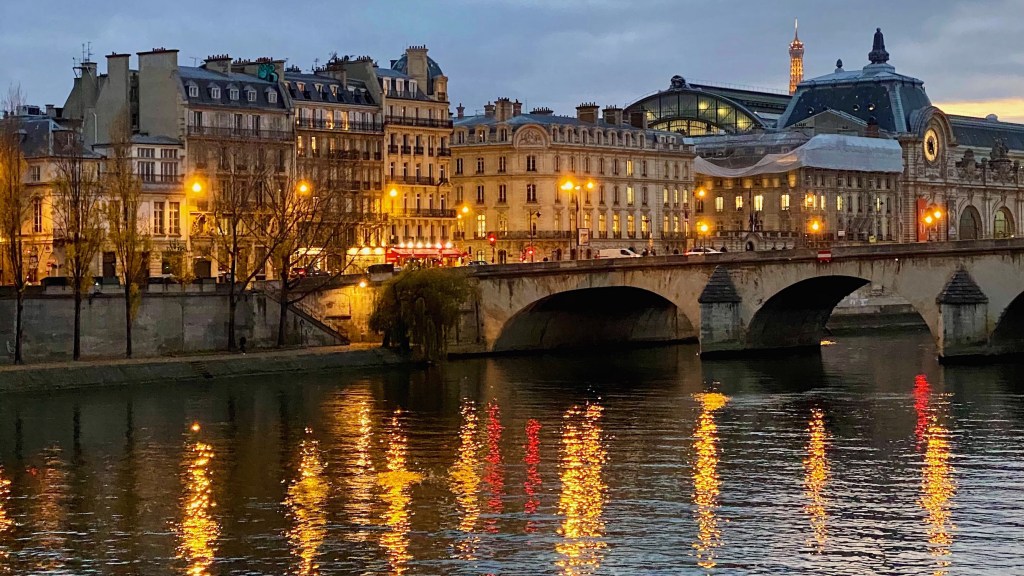 Five Friday Finds from France featuring the Bouquinistes Auction and Bright Lights Paris print shop