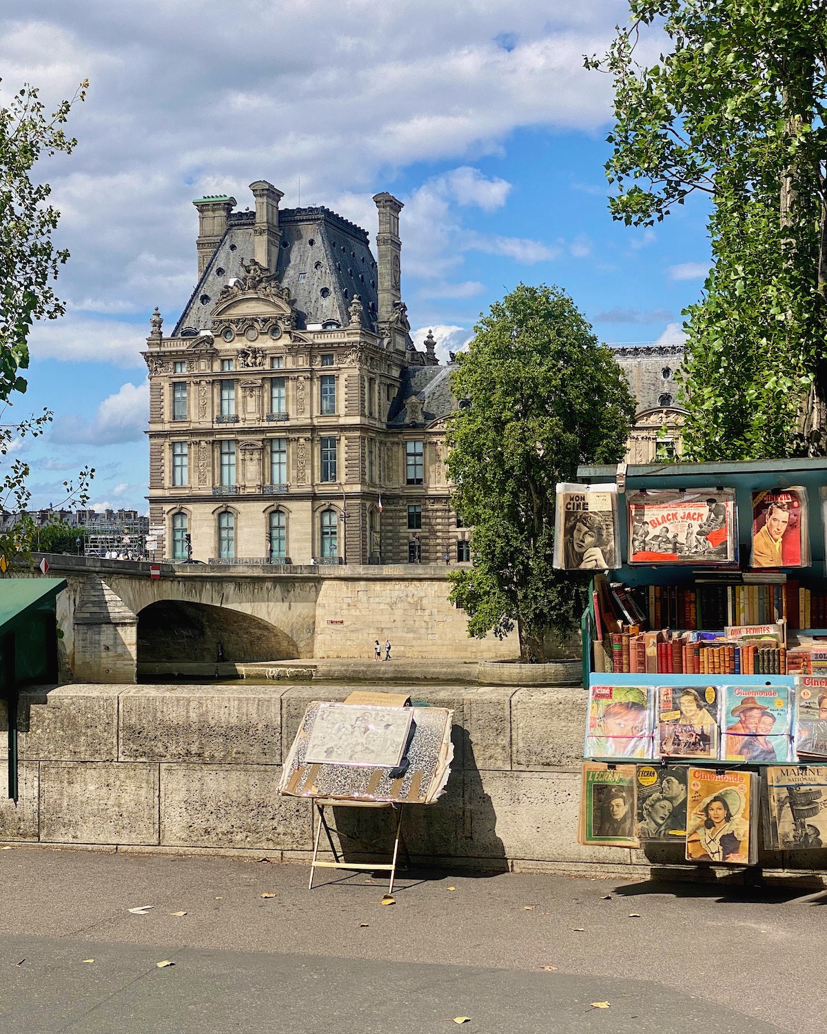 louvre and bouquinistes in paris