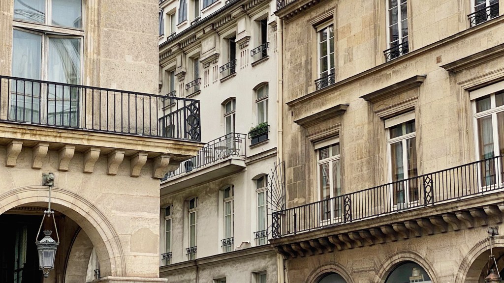 grey paris rue de rivoli