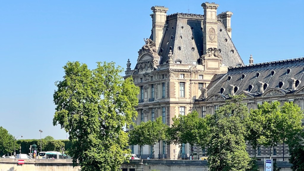louvre reflection seine paris weekend links week 25